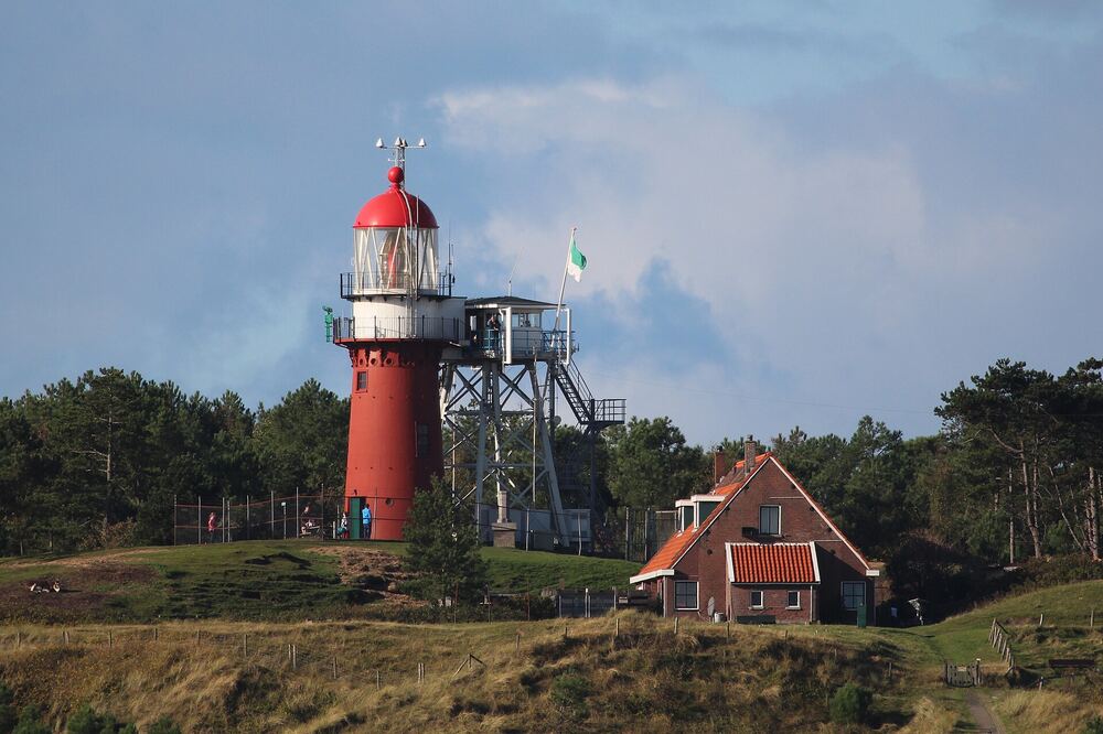 De rode vuurtoren van Vlieland op het Vuurboetsduin