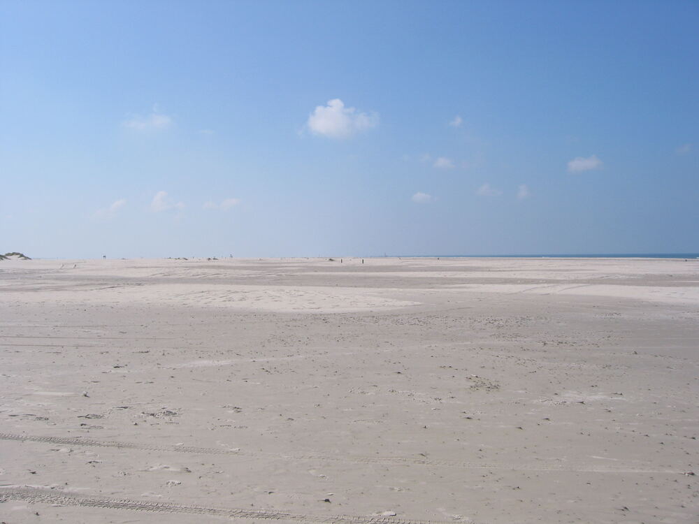 Het weidse lege Noordzeestrand van Vlieland