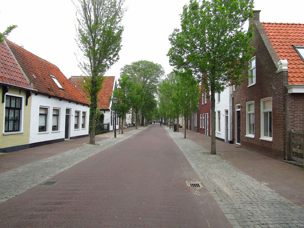 De Dorpsstraat van Oost-Vlieland met karakteristieke huisjes
