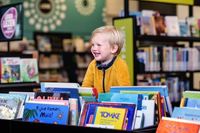 Voorleespret in de bibliotheek — familie-kids op Vlieland
